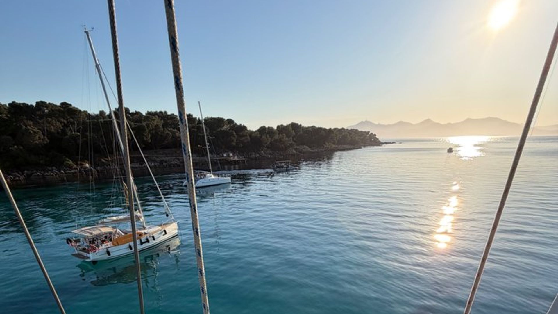 Excursion privée d'une demi-journée en apnée à la voile sur les îles Cannes Lerins