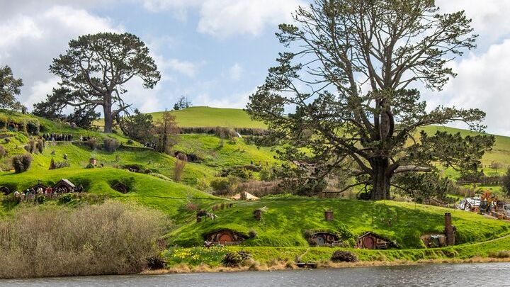 Hobbiton and Waitomo Caves Small-Group Tour From Auckland