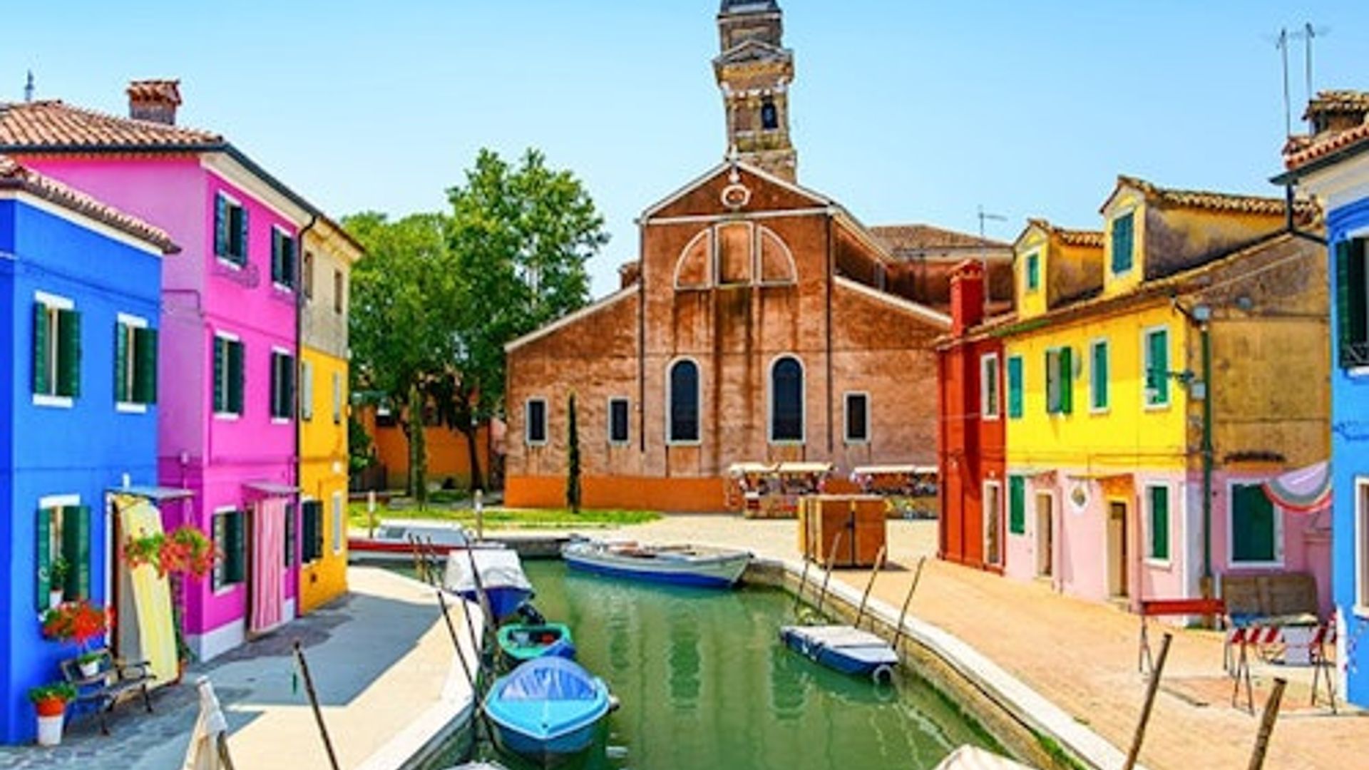 Murano and Burano: Boat Tour from Train Station + Glass-blowing Demo