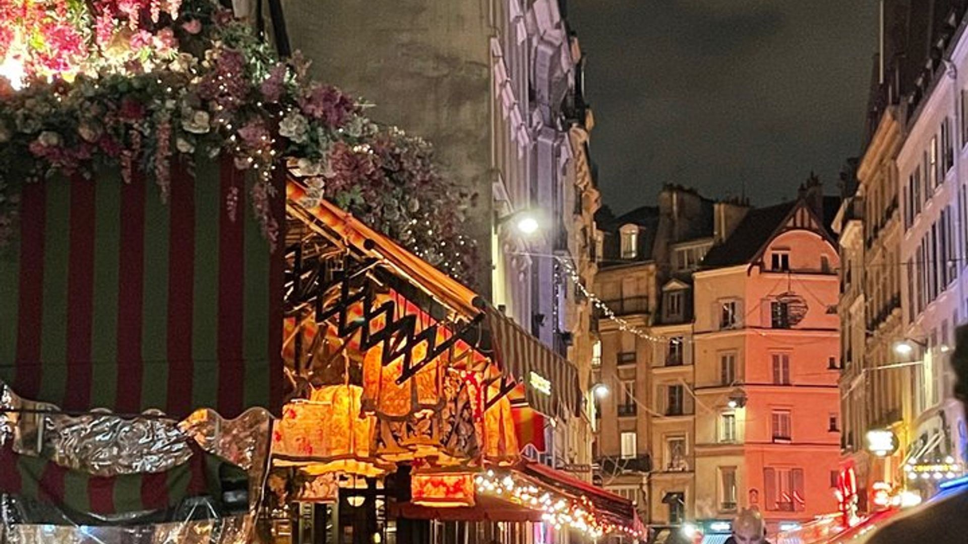 Paris: Private Christmas Eve Dinner at Home Near Eiffel Tower