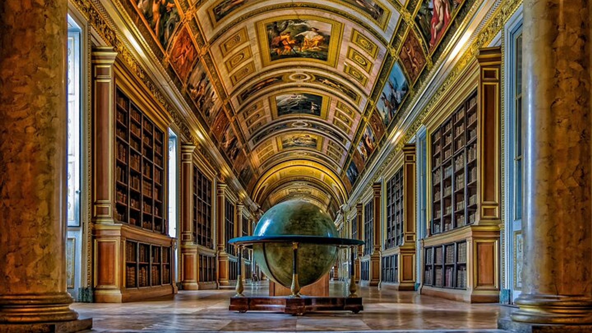 Château de Fontainebleau Private Tour from Paris with Entry
