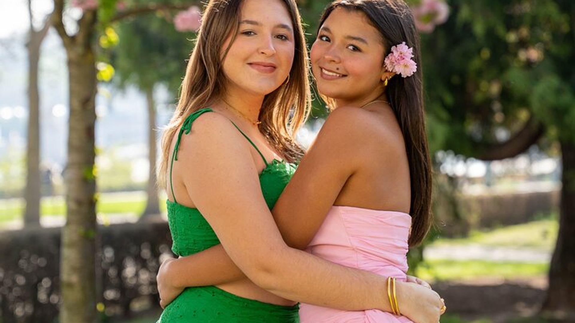 Sesión de fotos en París con fotógrafo delante de la Torre Eiffel