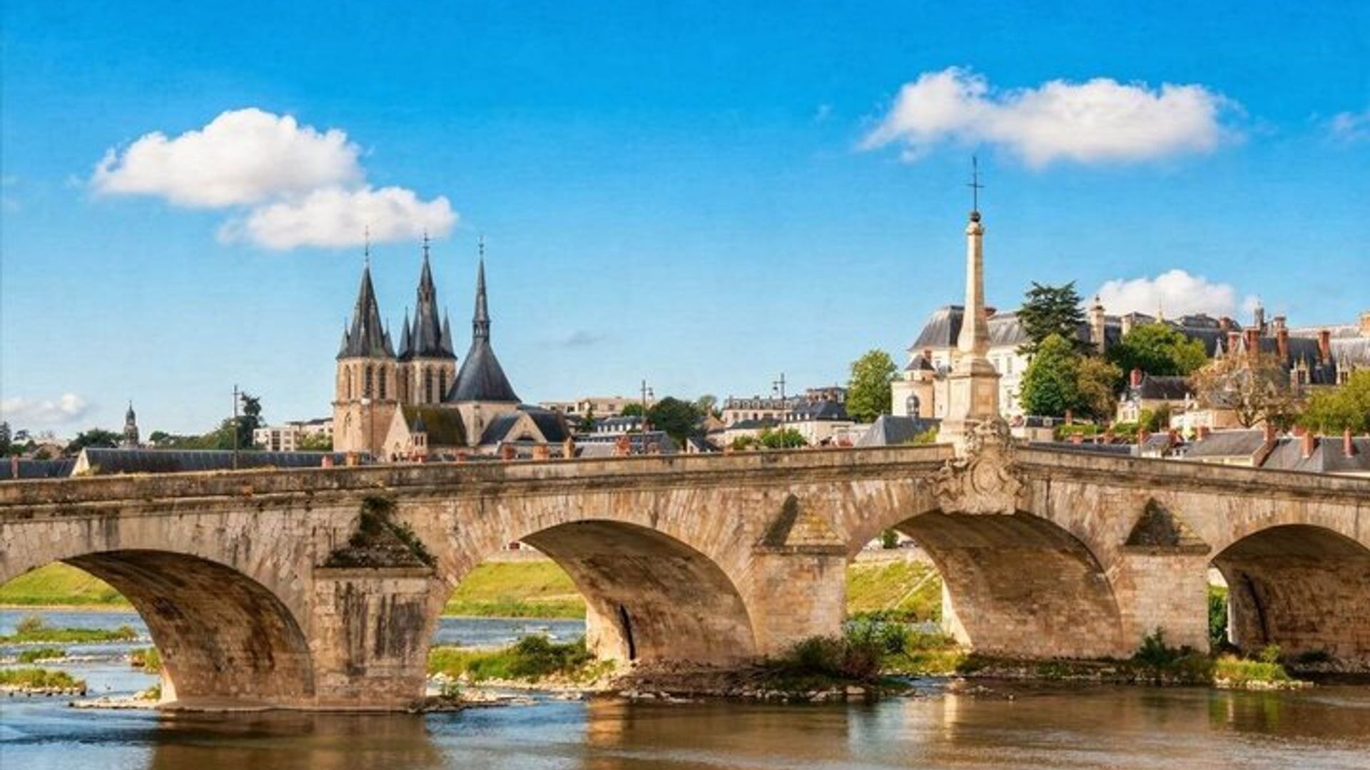 Hello Blois: Private 2-Hour Intro City Walk with Local Guide
