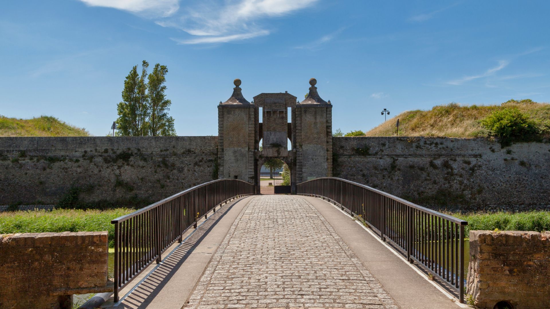Calais: Audio Guided Walking Tour (2:15 - 24 audio comments)