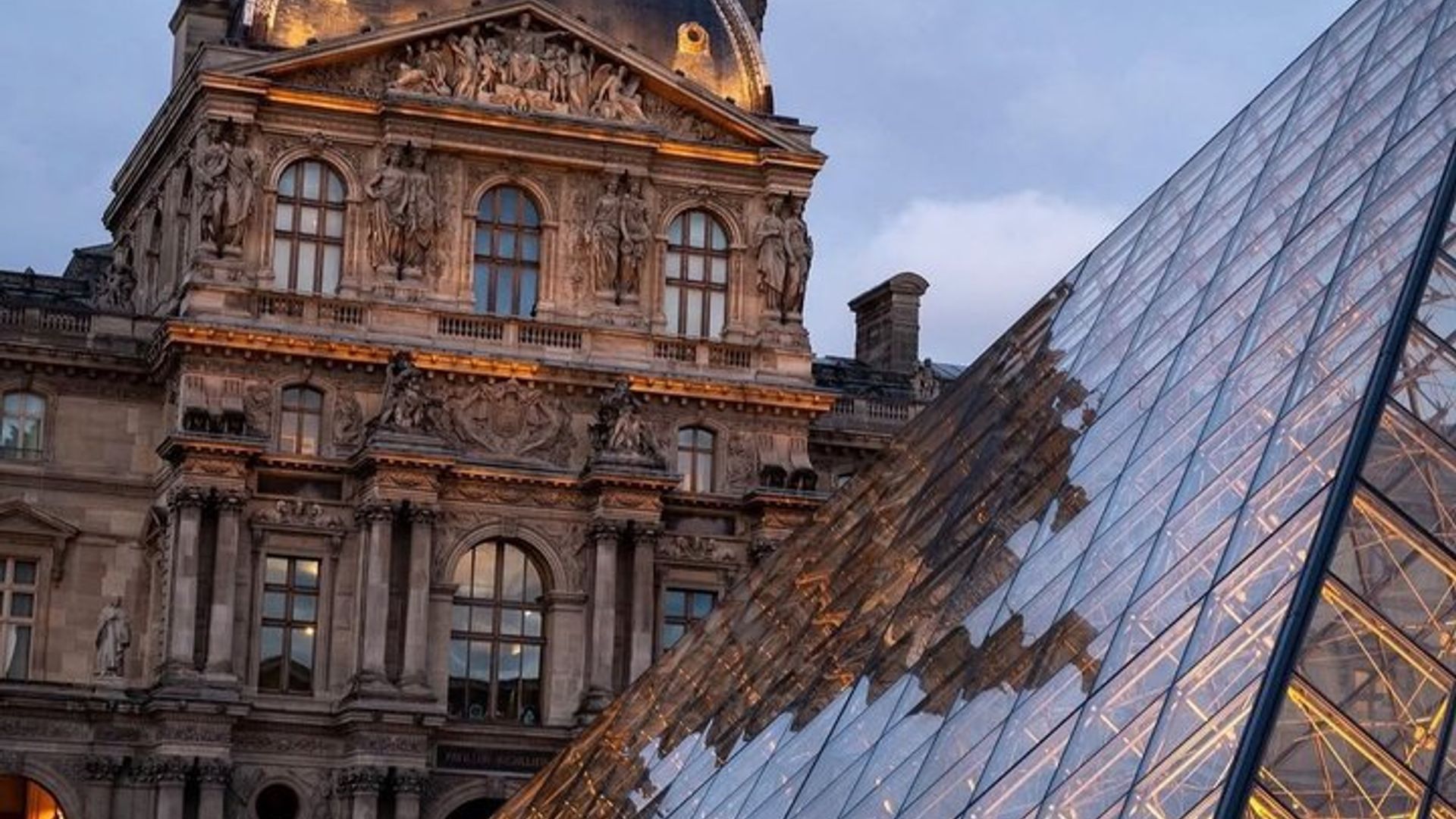 Louvre Museum Guided Tour with Entry Ticket