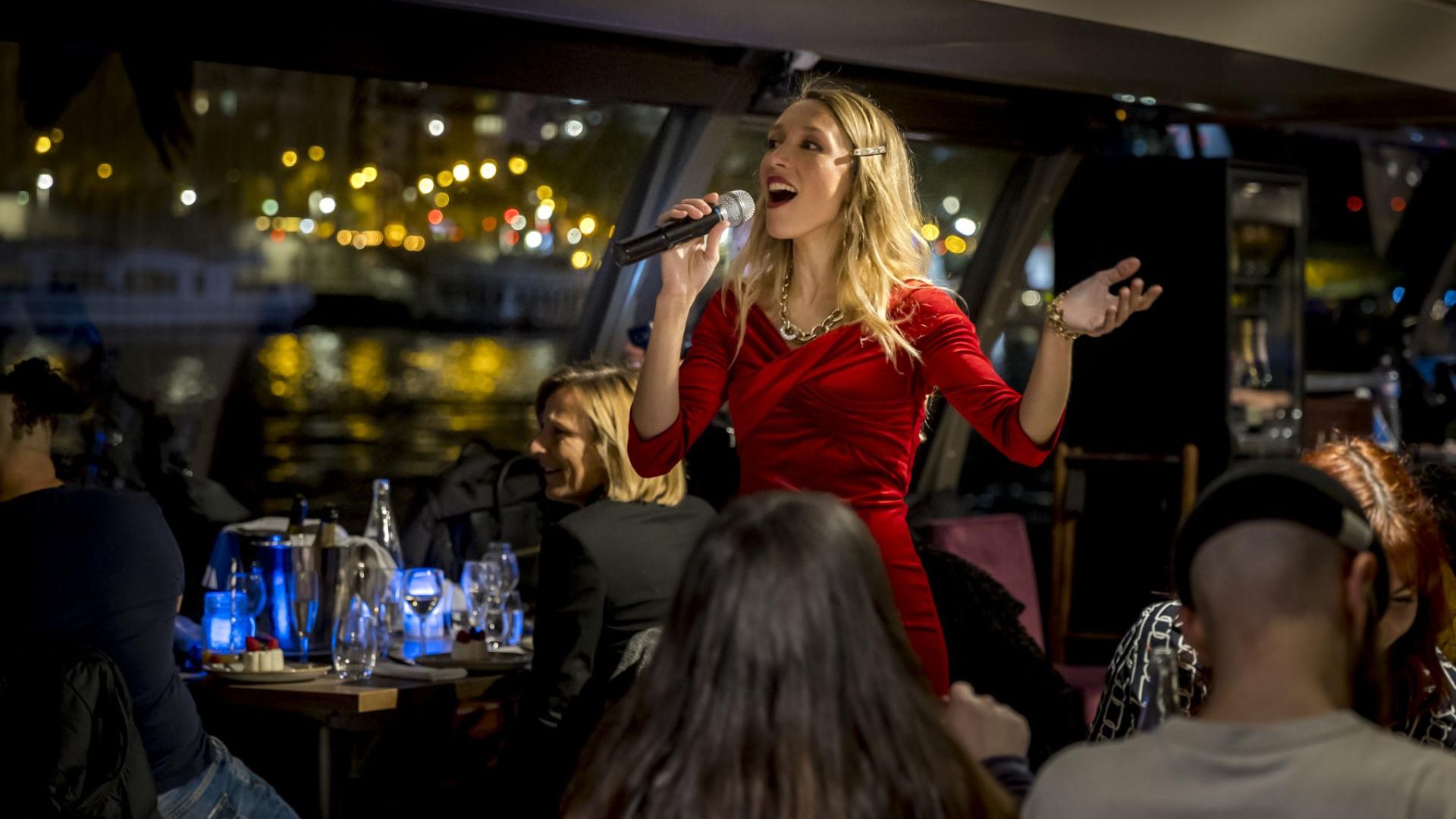 Festive dinner cruise Paris Seine with live music (evening dinner)