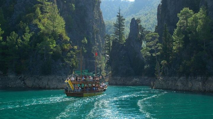 Green Canyon Full-Day Boat Tour Including Lunch and Drinks