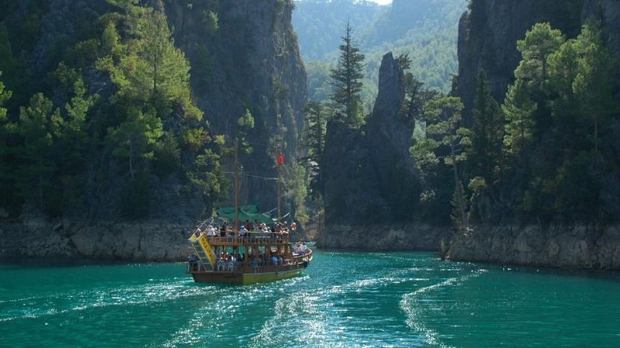 Green Canyon Full-Day Boat Tour Including Lunch and Drinks