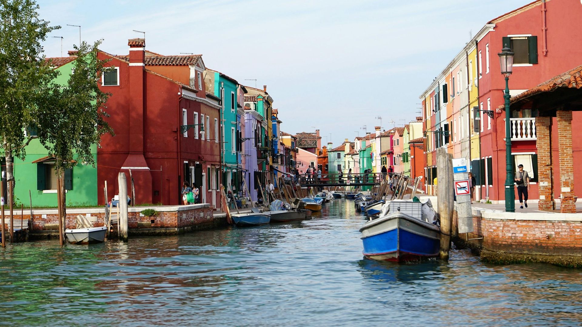 Murano glassblowing and Burano lace-making private boat tour in Venice