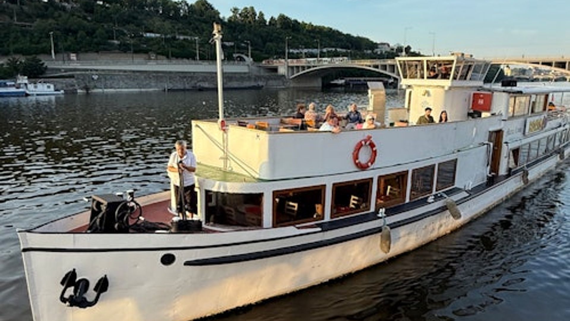 Prague: Boat Tour + Audio Guide + Snack & Drink