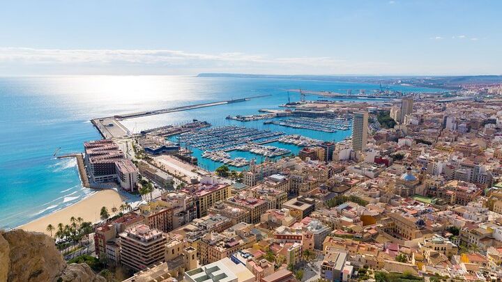 Alicante : Private Custom Walking Tour with a Local Guide