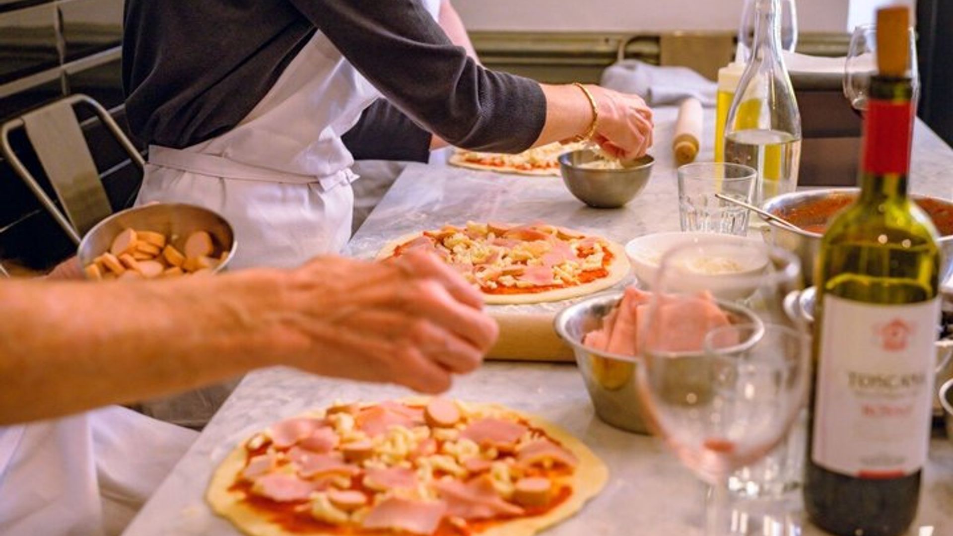 Florence: Italian Pizza and Gelato Cooking Class With Wine