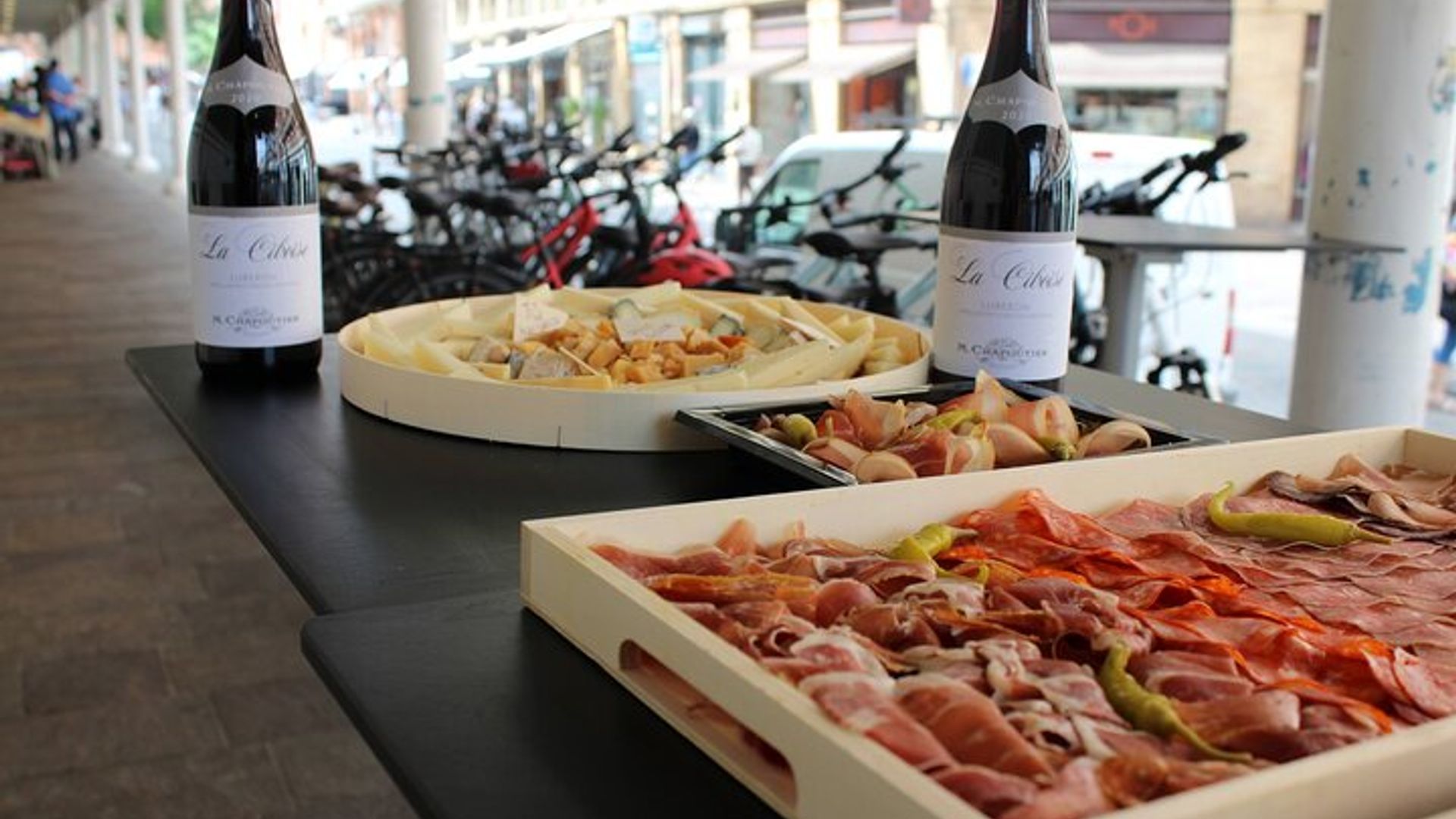 Tour de Meio Dia em Pequeno Grupo: Almoço com Degustação de Comida e Passeio de Bicicleta em Toulouse