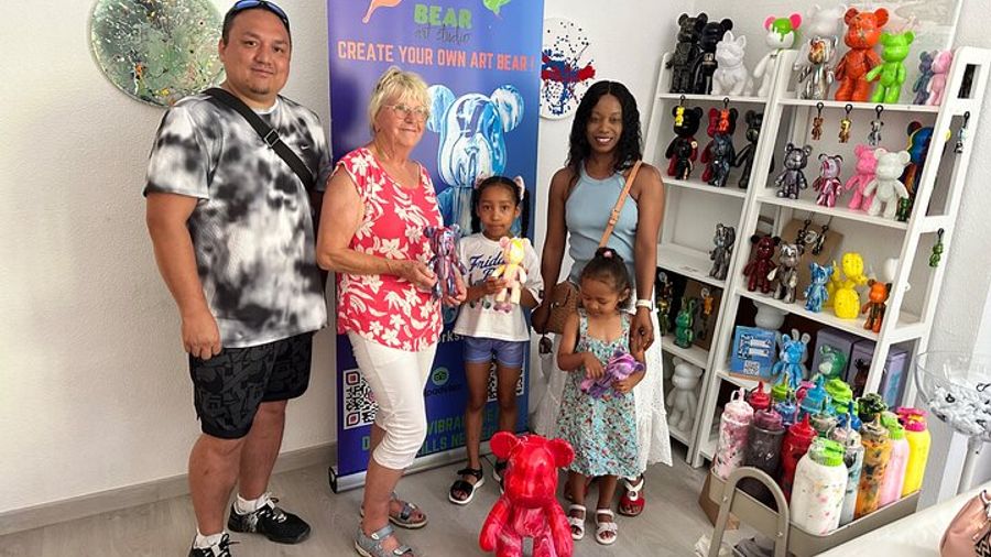 Alicante: Fluid Art Workshop Painting Souvenir Bear