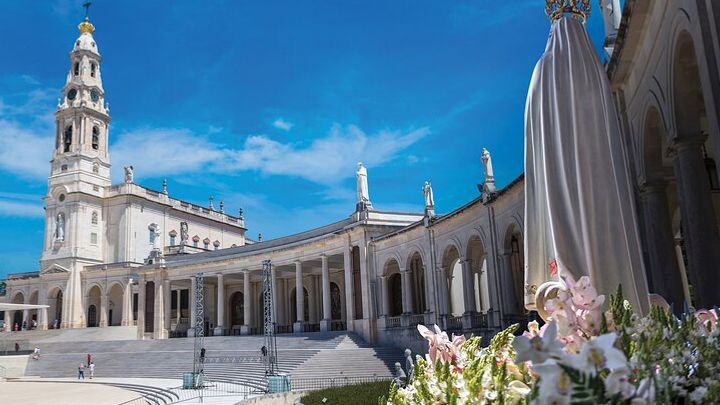 Small Group Tour to Fátima, Batalha, Nazaré and Óbidos from Lisbon