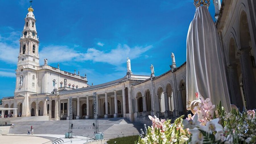 Small Group Tour to Fátima, Batalha, Nazaré and Óbidos from Lisbon