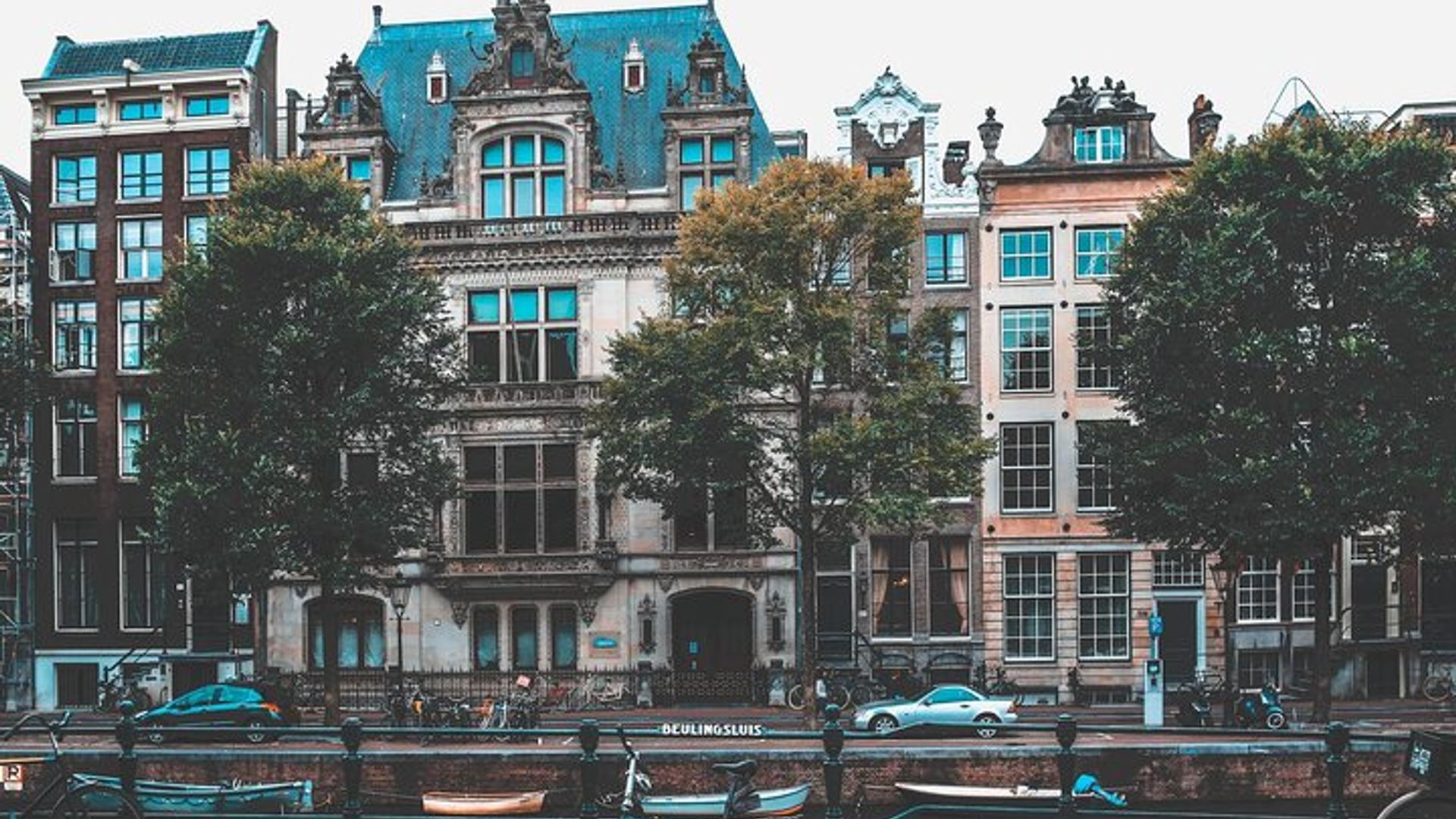 La gloire de la Hollande : Amsterdam et ses moulins à vent à foison