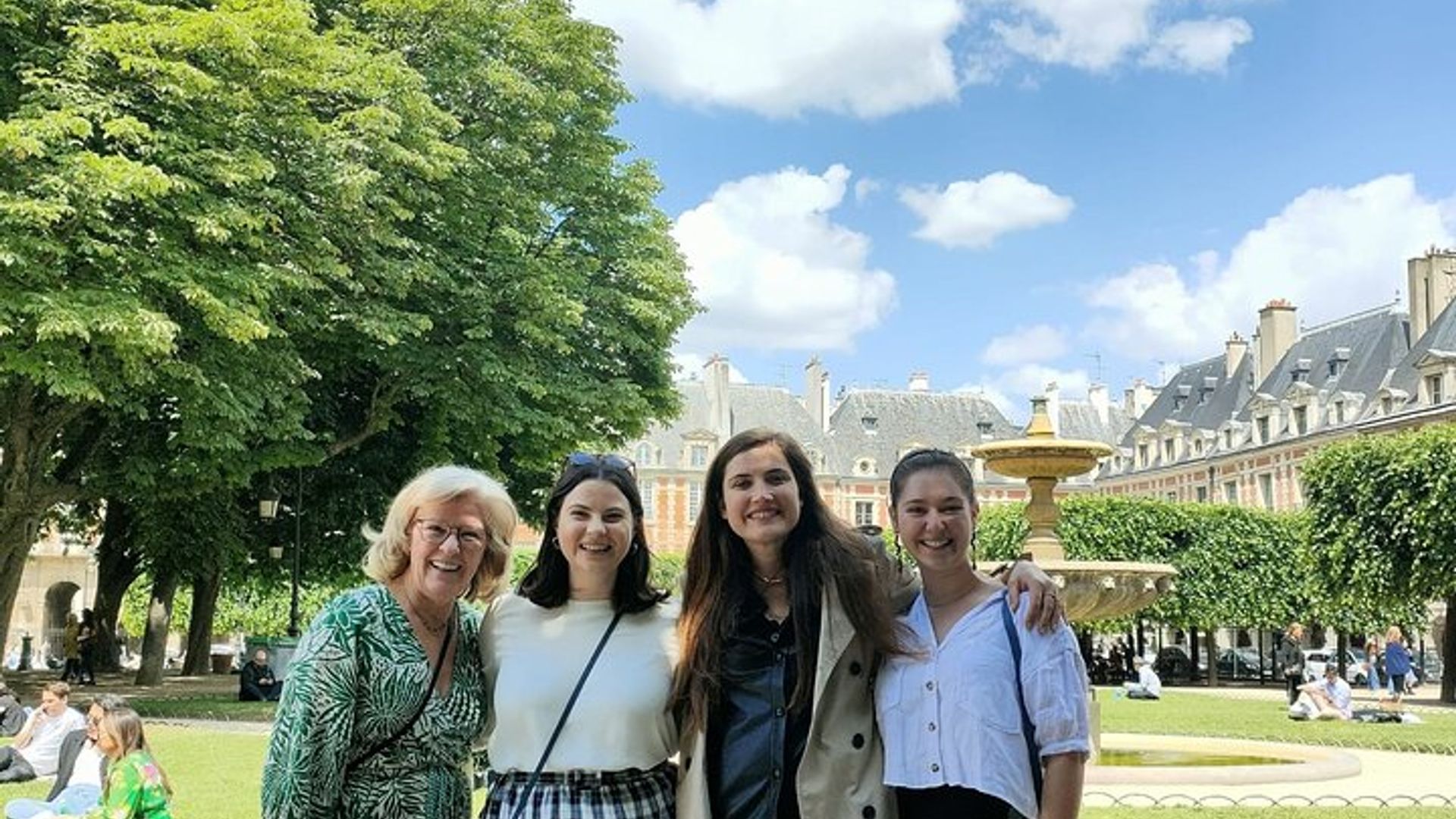 Paris Le Marais Private Food and Wine Tour with Drinks