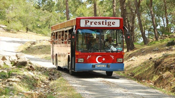 Side Bus and Boat Tour: Mosque, Waterfall, Ruins, Green Canyon