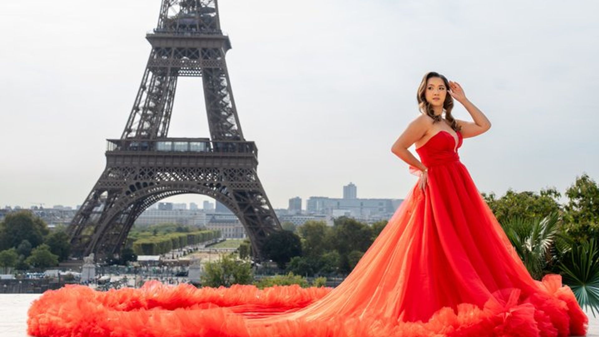Séance photo à Paris avec photographe devant la tour Eiffel
