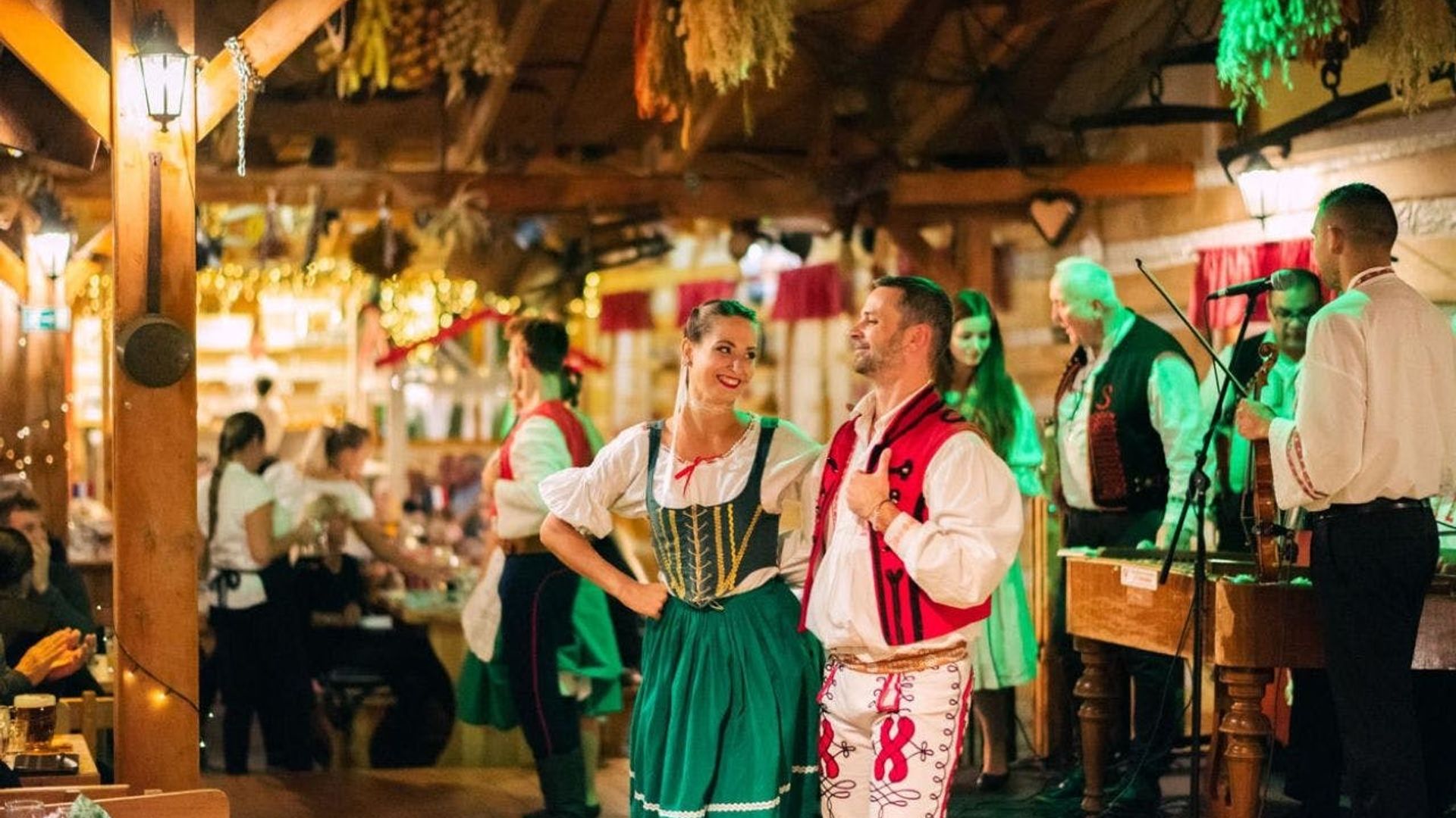 Folklore 4-course dinner in Prague with unlimited drinks and show
