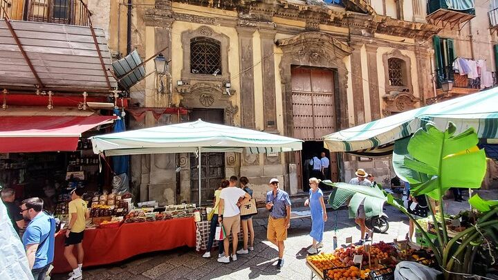 Palermo in 2 hours Main monuments and historic markets