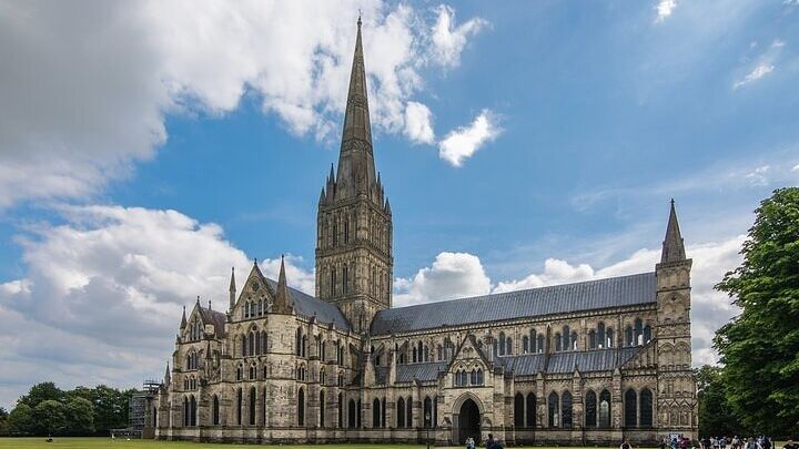 Southampton to Heathrow with a Sightseeing Stop of Your Choice