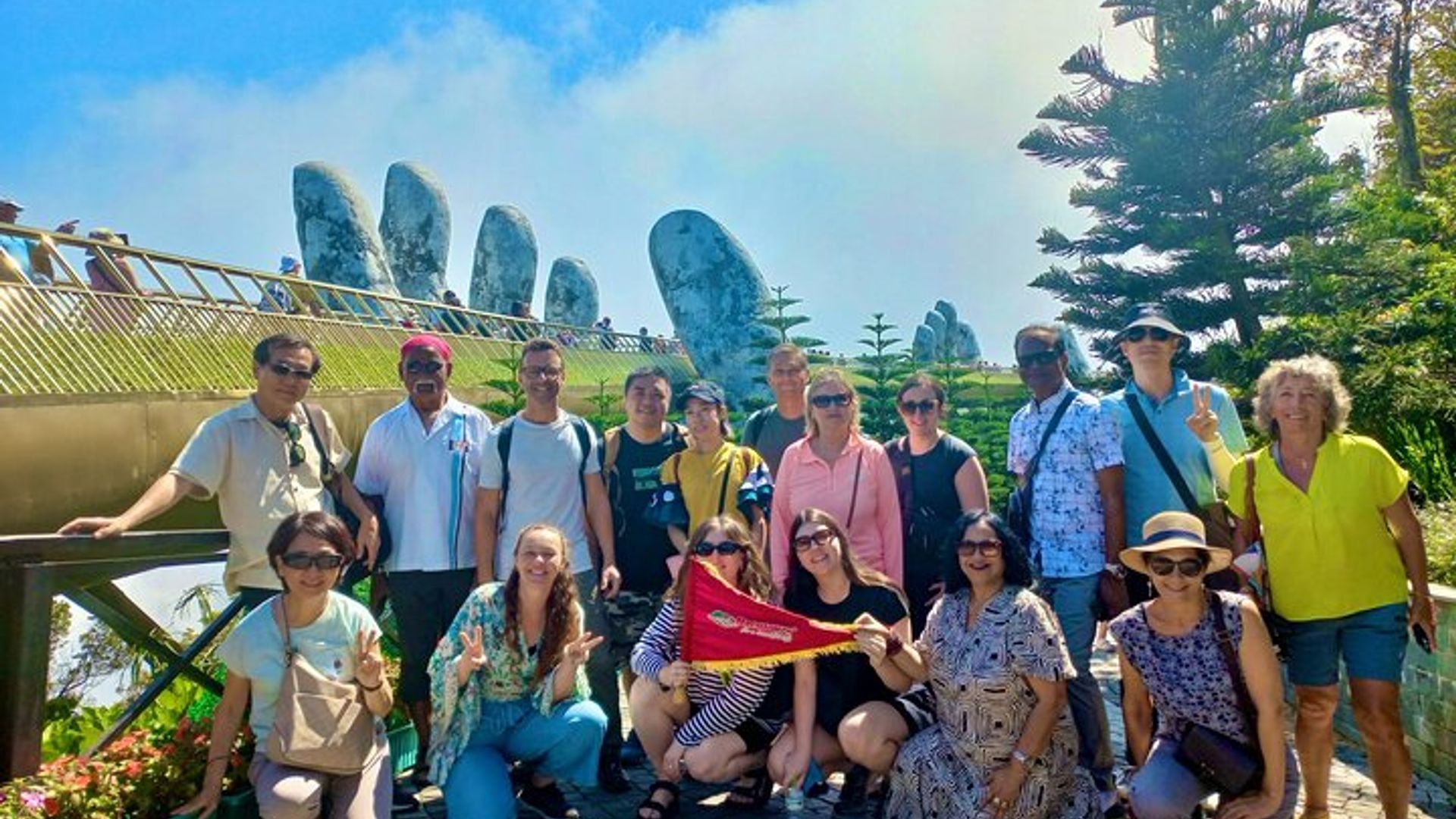 Excursión de un día completo en grupo pequeño por el puente Golden Hand y Ba Na Hills