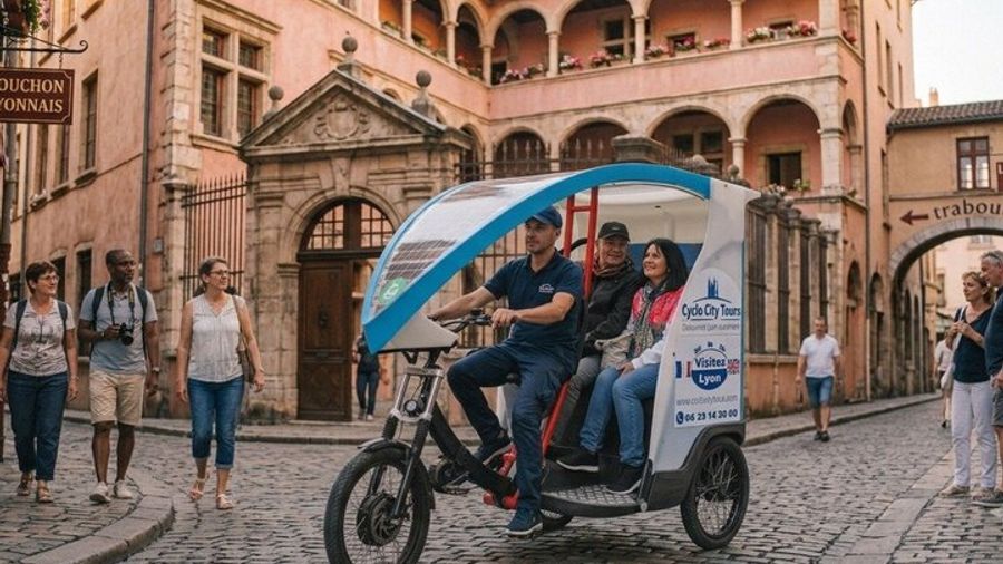 Excursion in old Lyon by bicycle taxi