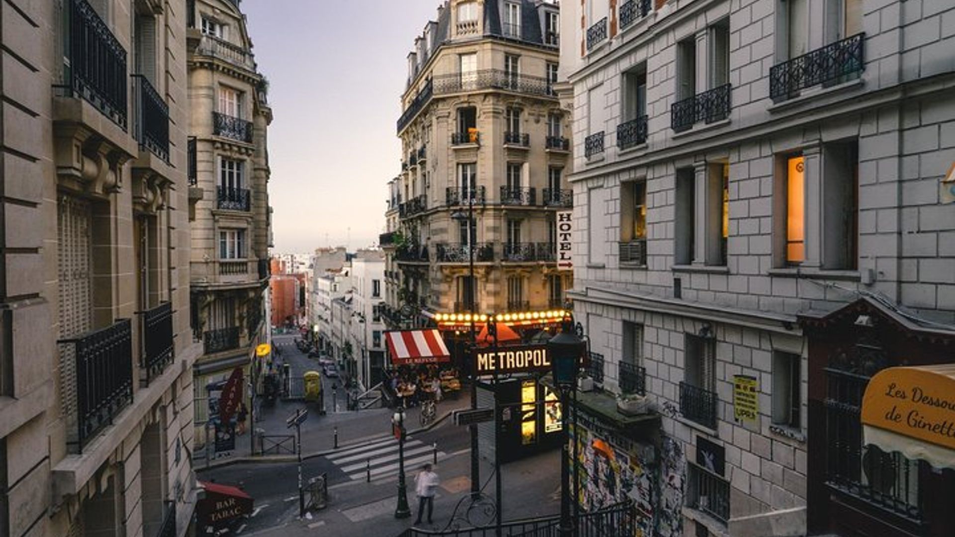 Paris: Montmartre Private Walking Tour with Dinner and Cabaret