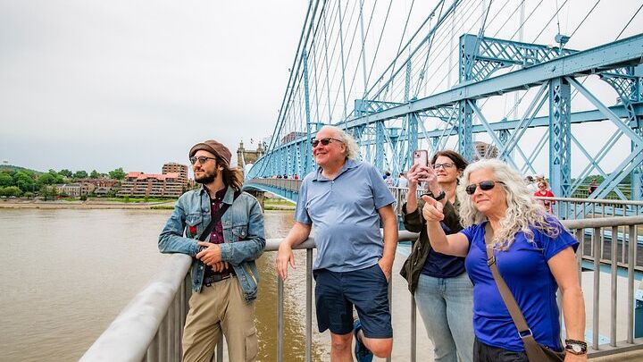 Cincinnati: Walking & Food Tour of Three Districts