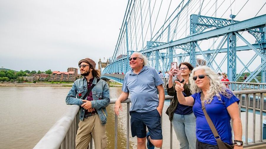 Cincinnati: Walking & Food Tour of Three Districts