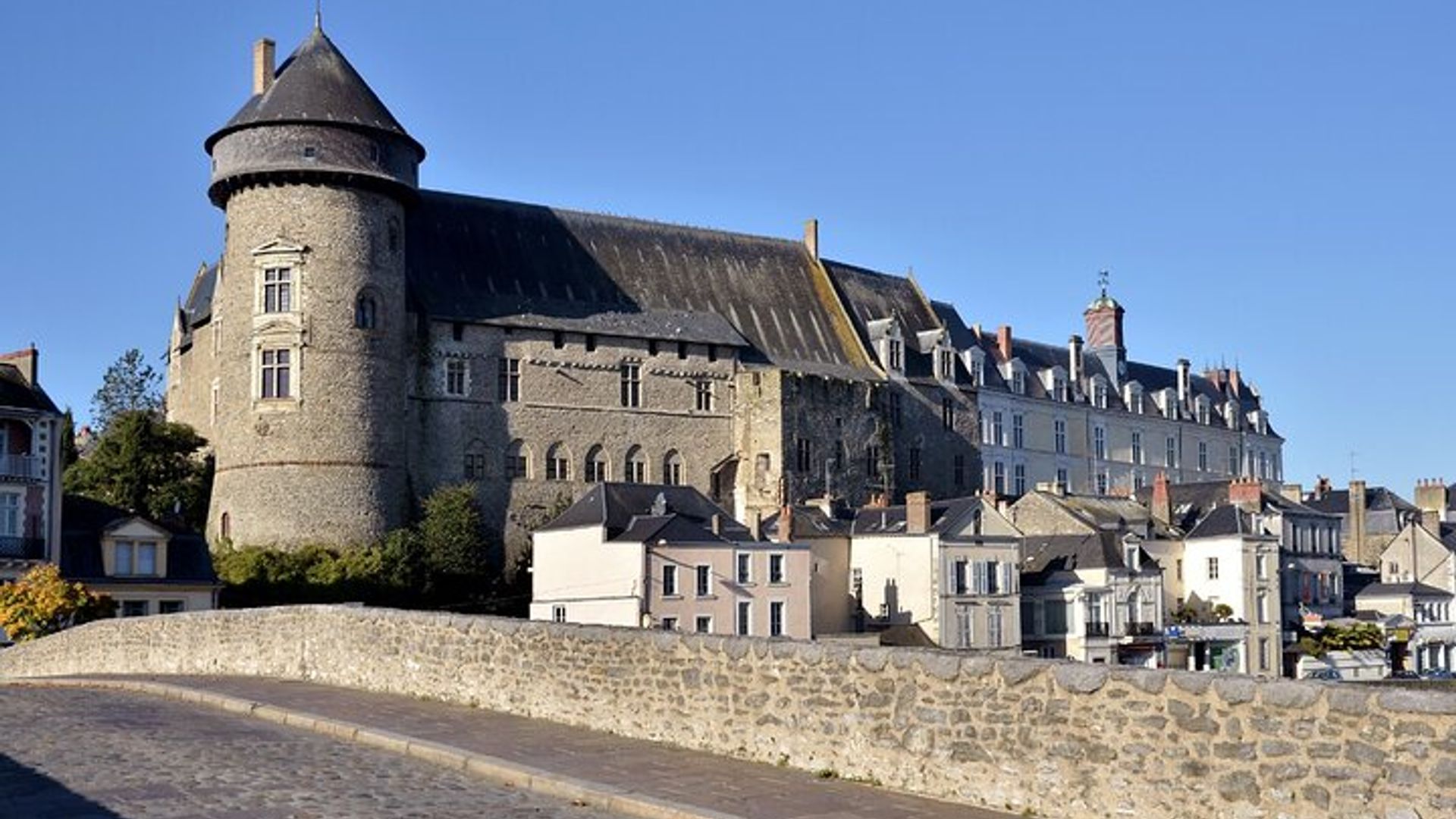 Laval: Visita a pie con audioguía, 1 hora y 15 minutos y 17 audiocomentarios.