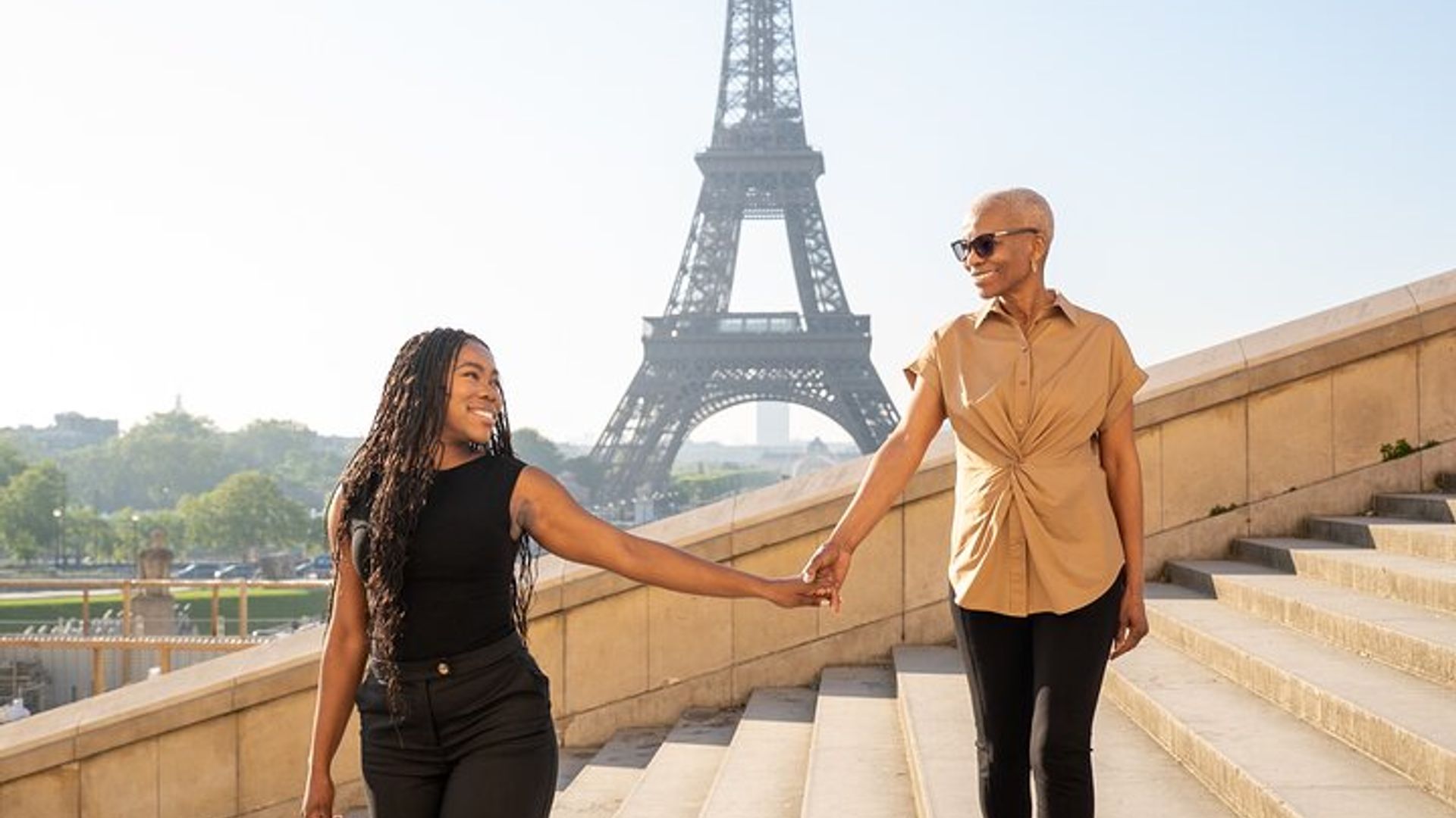 Séance photo à Paris avec photographe devant la tour Eiffel