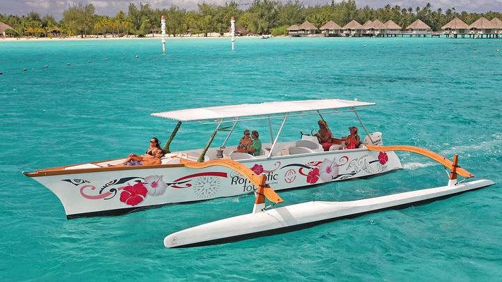 Bora Bora Lagoon Small-Group Snorkel Cruise with BBQ Lunch