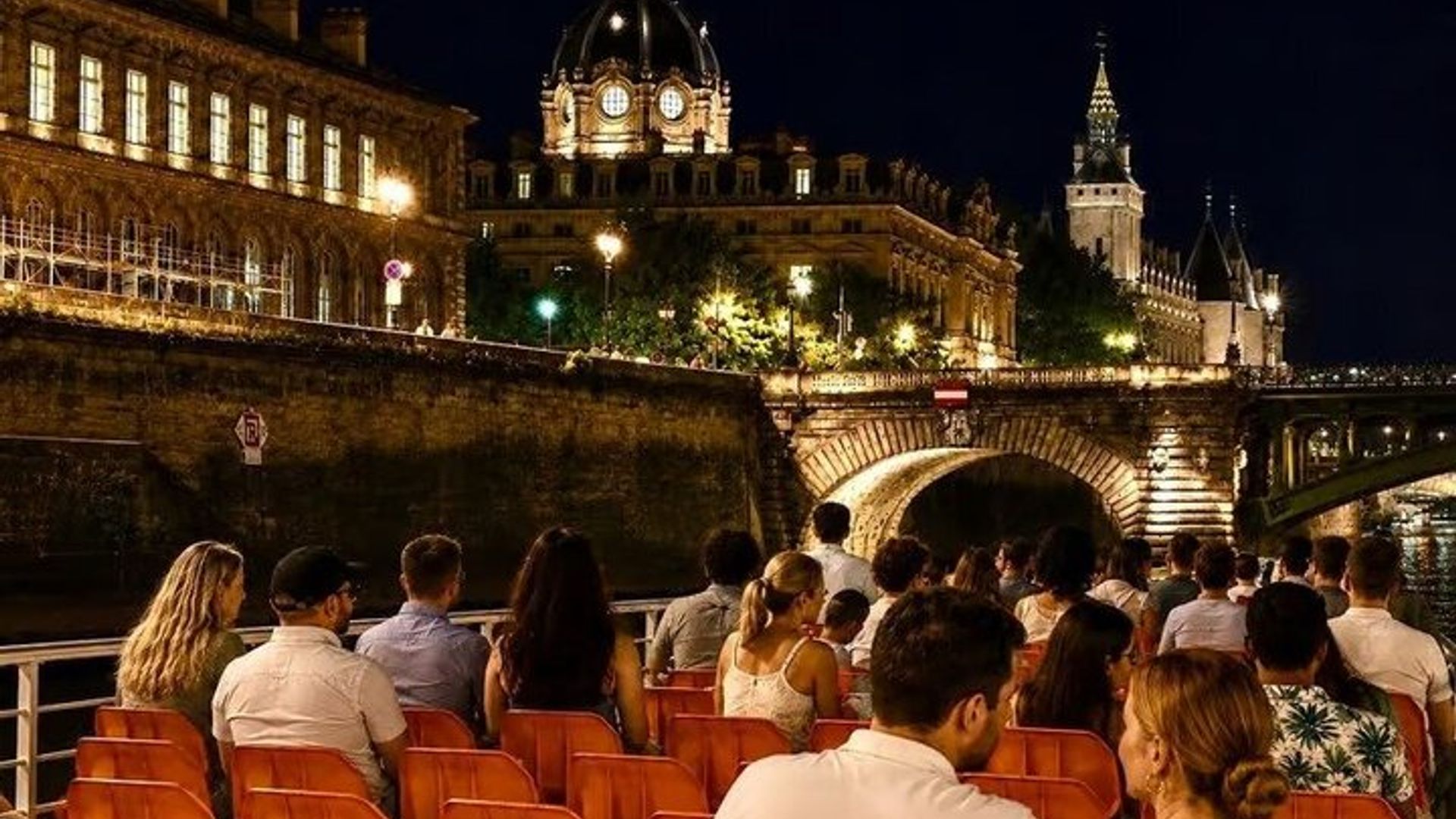 Paris Bateaux Mouches Day or Evening Cruise and Audio Guide