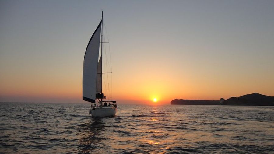 Santorini: Small-Group Caldera Sailing Cruise with Lunch