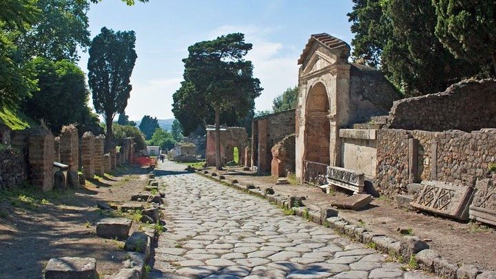 Stories of Pompeii: Small Group tour with archeology expert guide