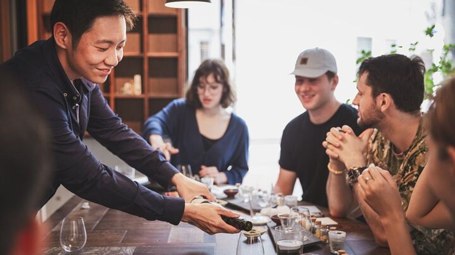 Tokyo Sake Tasting and 4-Course Meal Small-Group Experience