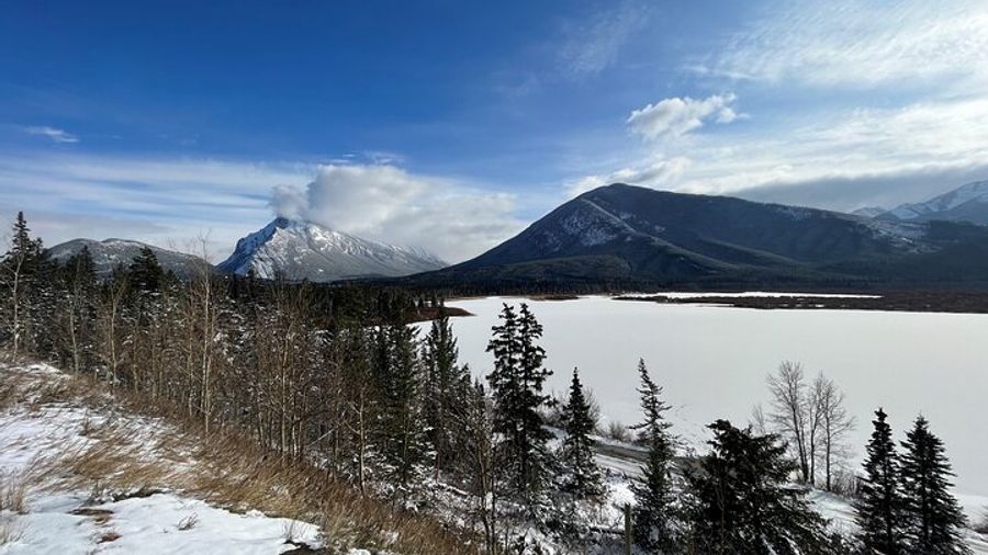 Banff Group Tour: Lake Louise, Moraine Lake, and More
