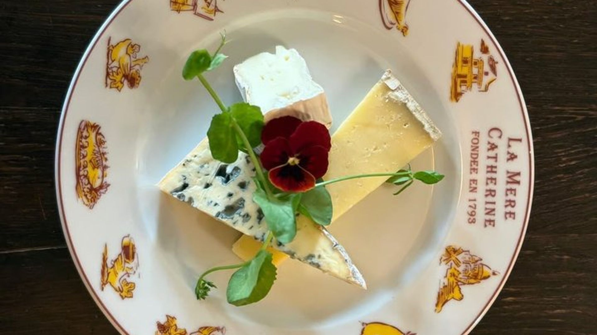 Paris Montmartre Cheese Charcuterie Wine Tasting with Audio Tour