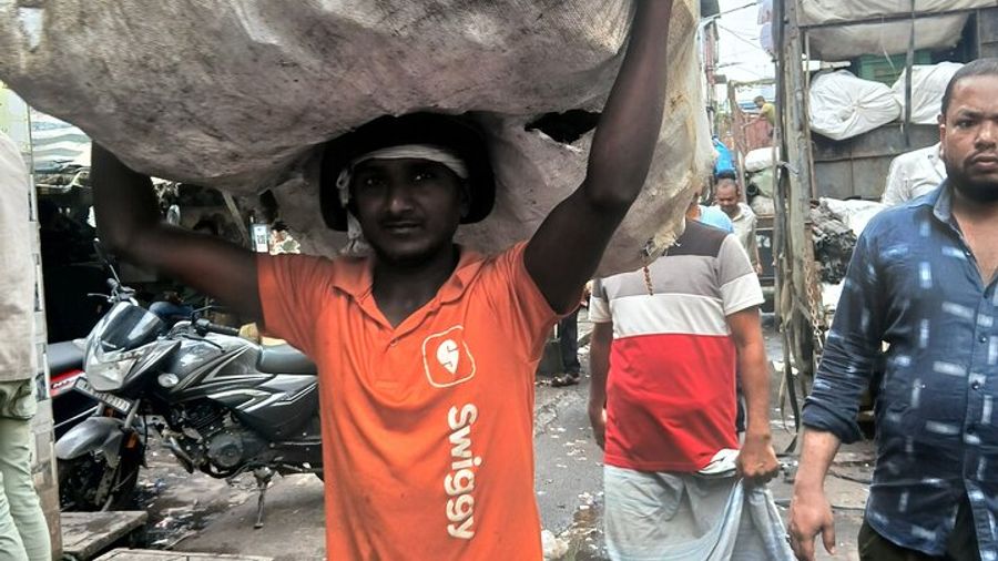 Dharavi Slum Tour with a Dharavi-Born Local Guide