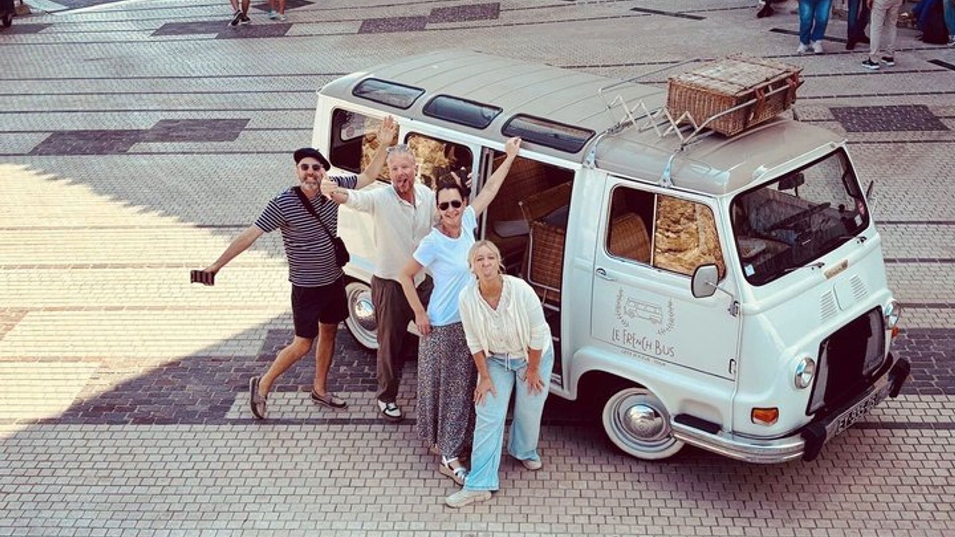 Cannes : Visite guidée en bus vintage en petit groupe