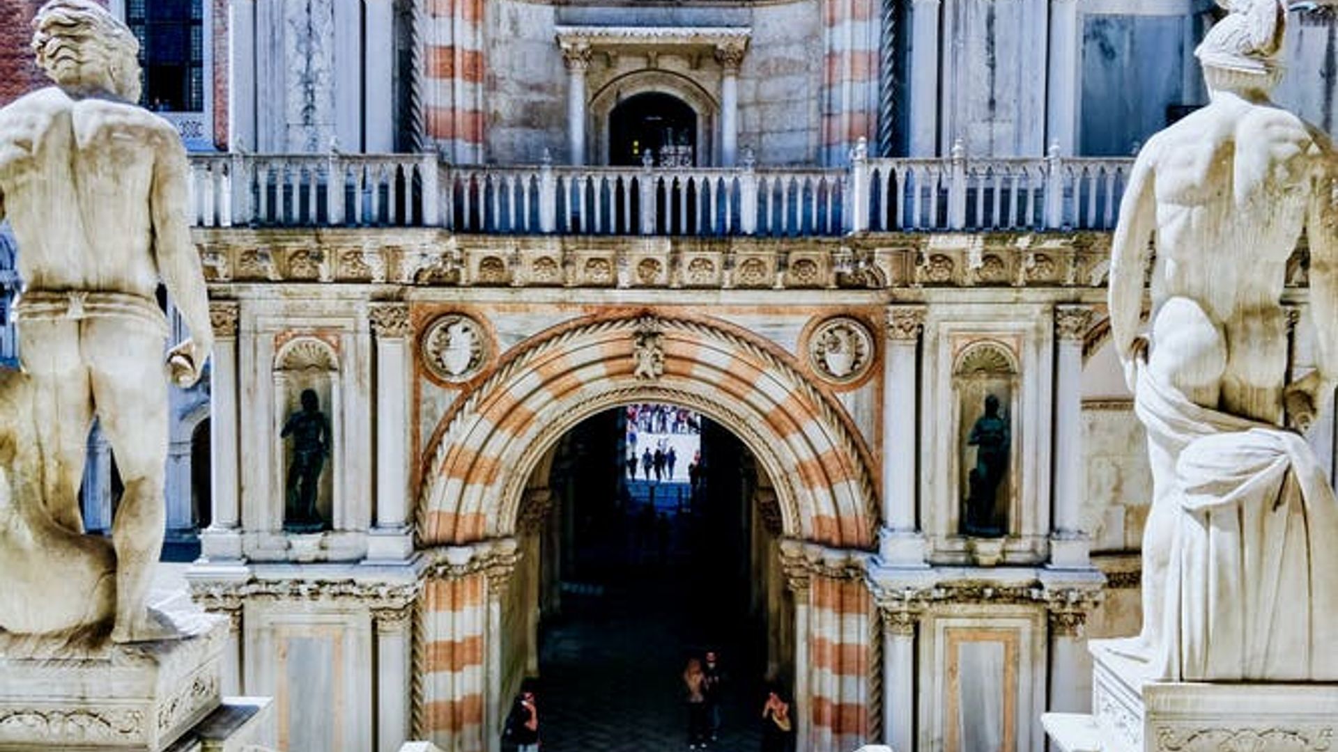 Guided tour of Doge's Palace and St Mark's Basilica with gondola ride