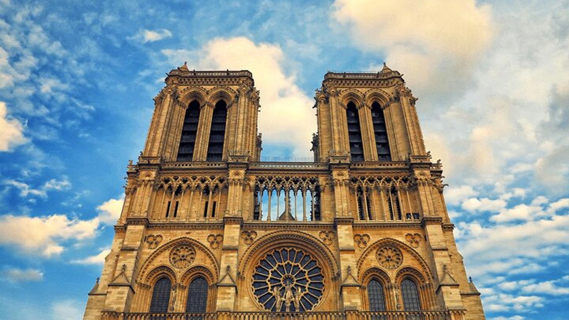 Paris Outdoor Walking Tour of Notre-Dame With Crypt Entry