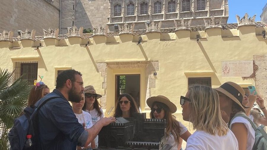 Valencia: Cathedral, St. Nicholas & Silk Exchange Tour with Tickets