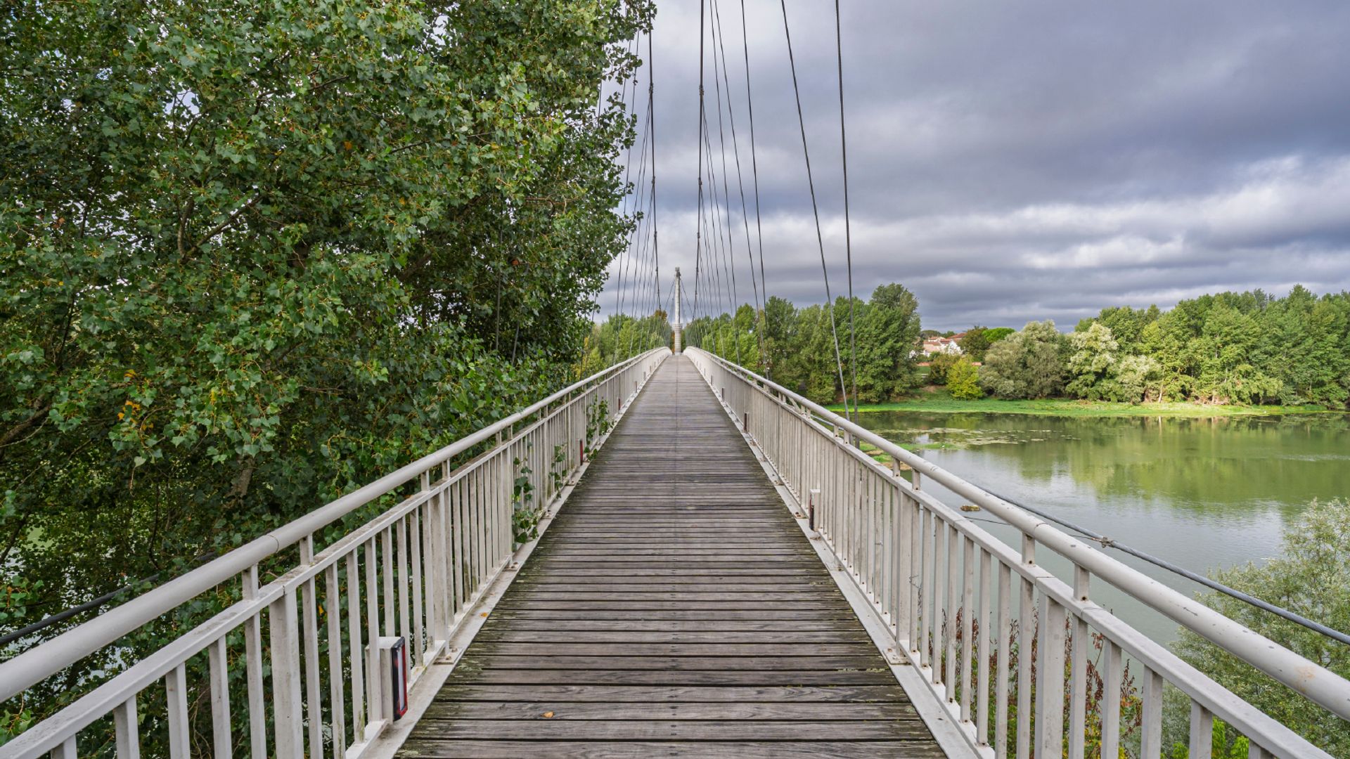 Agen: 1h15 audio guided walking tour and 19 audio commentaries