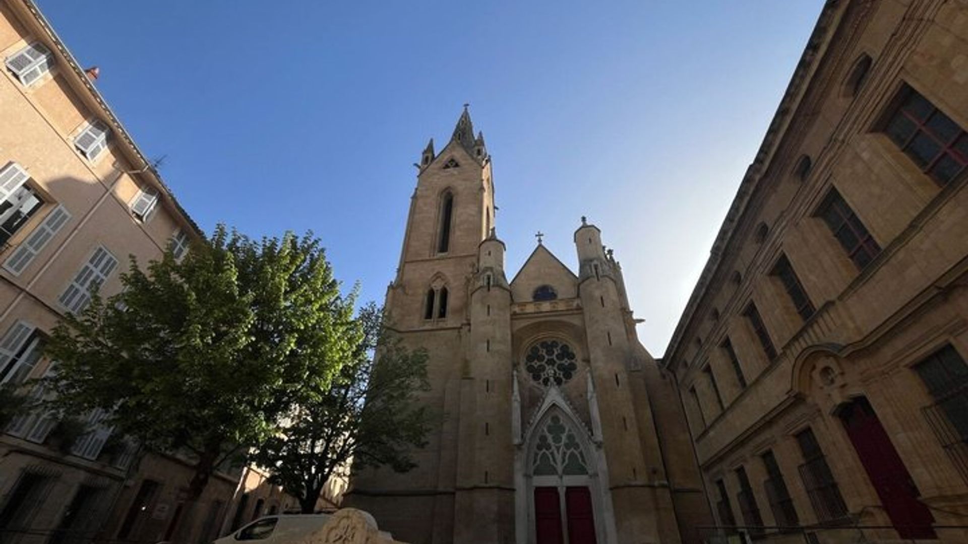 Tour a pie por Aix en Provence : Explora las principales atracciones y joyas ocultas