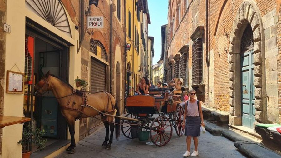 Lucca Royal Experience – Grand Tour Deluxe by Carriage (2 Hours)