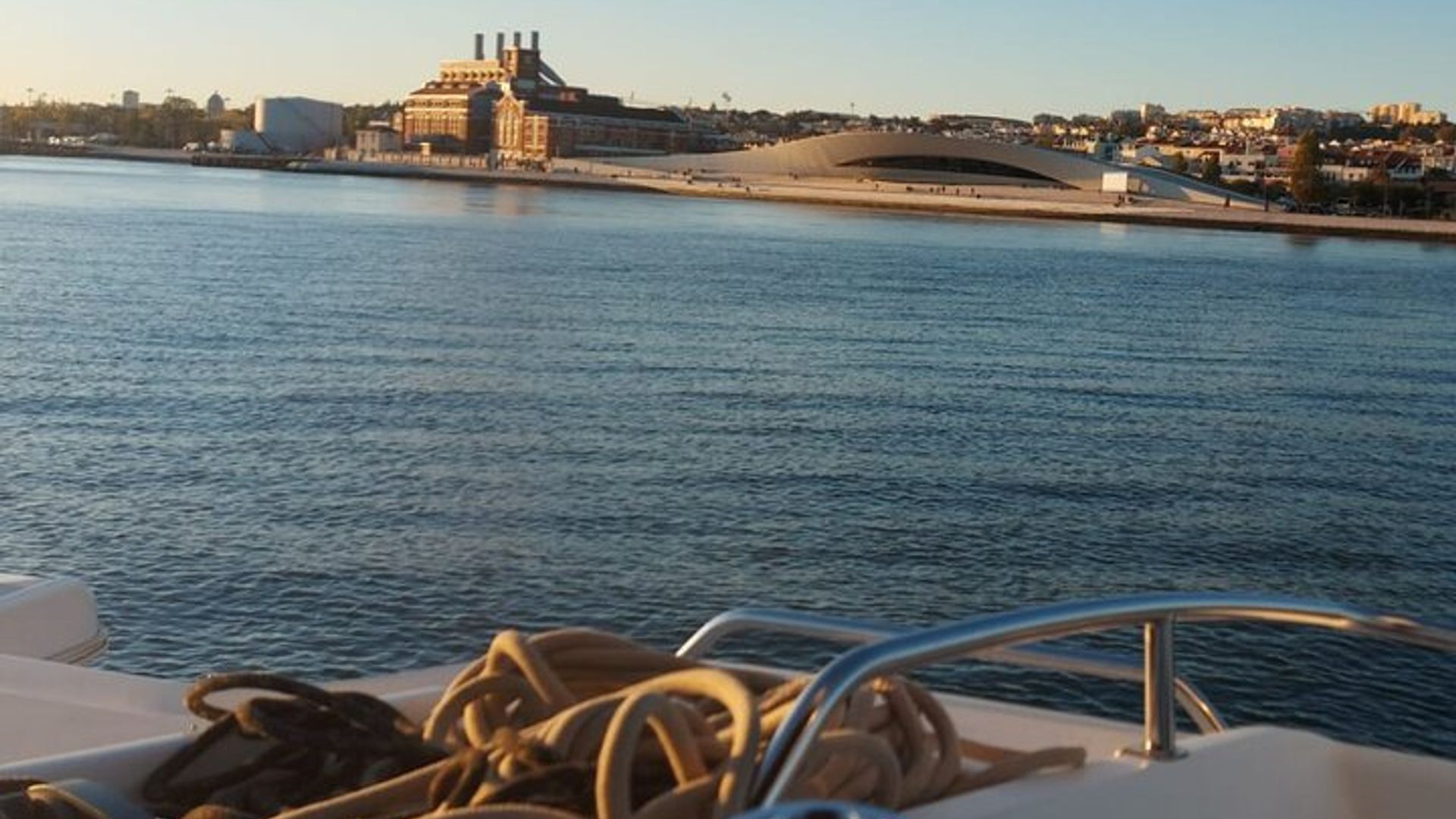 Crucero en catamarán al atardecer por Lisboa con bebida de bienvenida